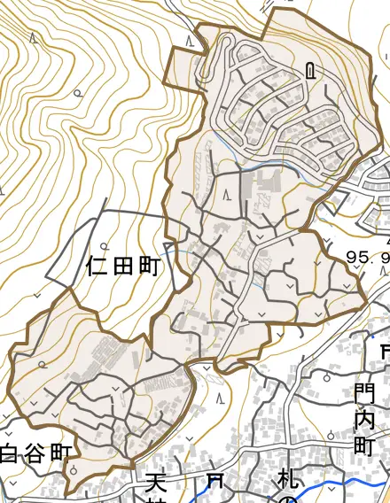 仁田町とその周辺の地図。町の範囲を重ねている