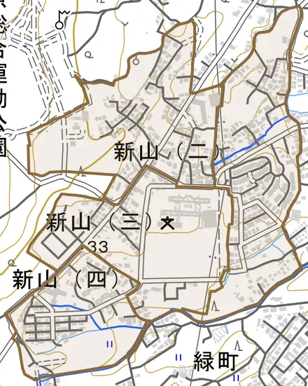 新山とその周辺の地図。町の範囲を重ねている