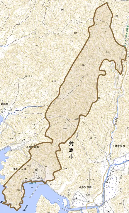上県町犬ケ浦とその周辺の地図。町の範囲を重ねている