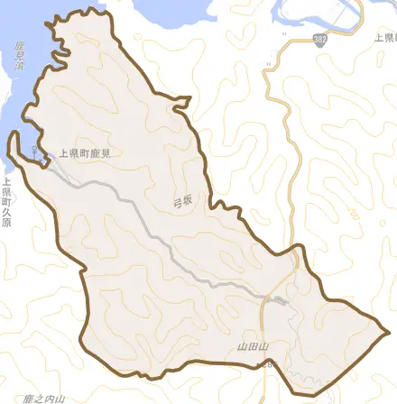 上県町鹿見とその周辺の地図。町の範囲を重ねている