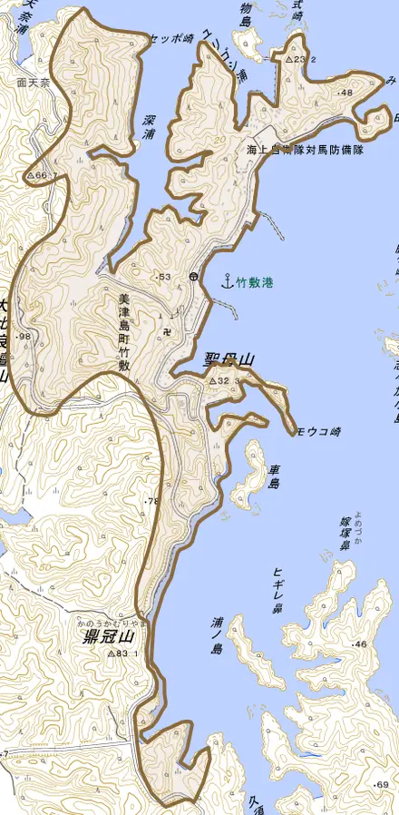美津島町竹敷とその周辺の地図。町の範囲を重ねている