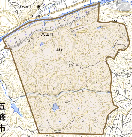 八田町とその周辺の地図。町の範囲を重ねている