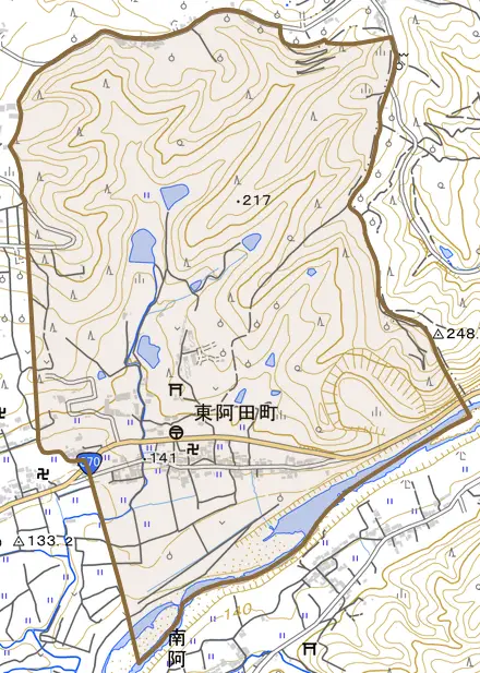 東阿田町とその周辺の地図。町の範囲を重ねている