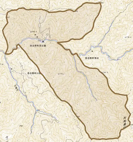 西吉野町西日裏とその周辺の地図。町の範囲を重ねている