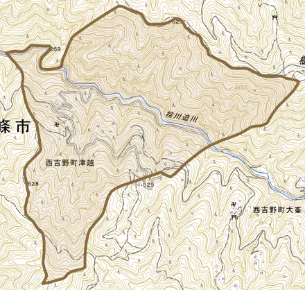 西吉野町津越とその周辺の地図。町の範囲を重ねている