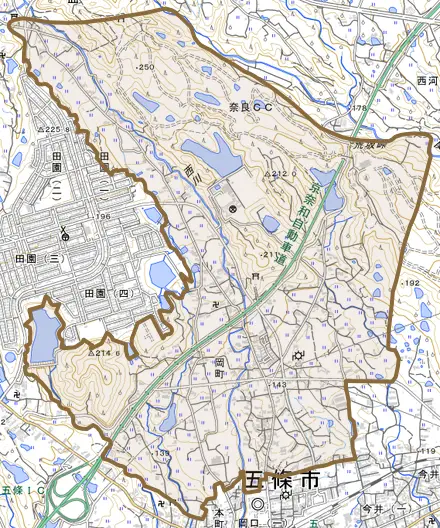 岡町とその周辺の地図。町の範囲を重ねている
