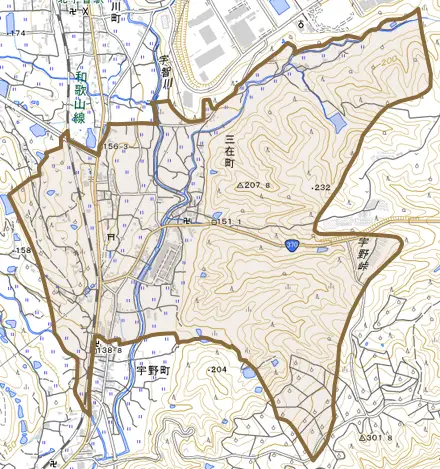 三在町とその周辺の地図。町の範囲を重ねている