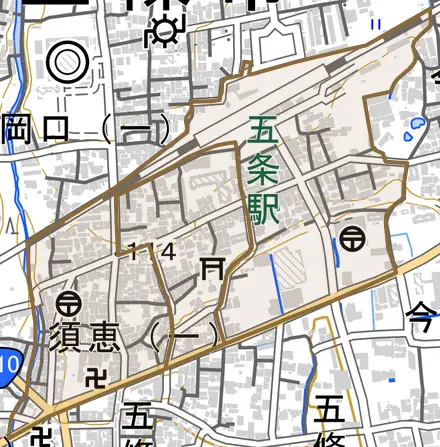 須恵とその周辺の地図。町の範囲を重ねている