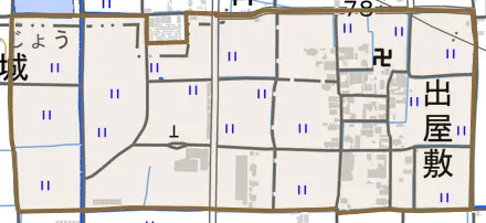 大字出屋敷とその周辺の地図。町の範囲を重ねている