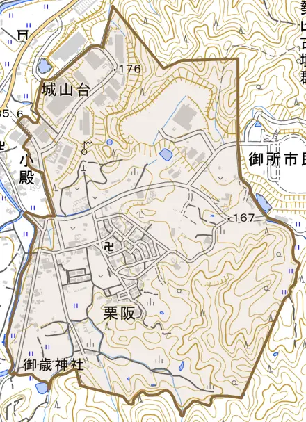 大字栗阪とその周辺の地図。町の範囲を重ねている