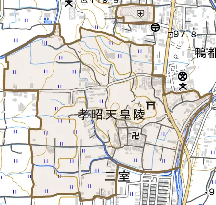 大字三室とその周辺の地図。町の範囲を重ねている