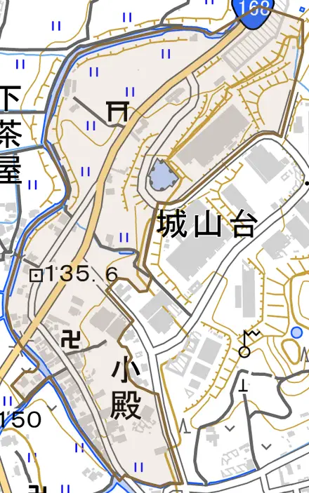 大字小殿とその周辺の地図。町の範囲を重ねている