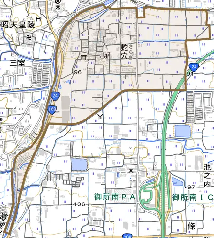 大字蛇穴とその周辺の地図。町の範囲を重ねている