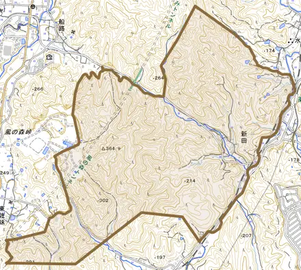 大字新田とその周辺の地図。町の範囲を重ねている