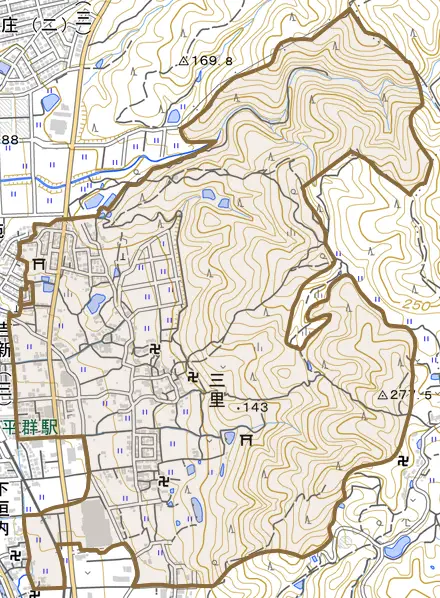 大字三里とその周辺の地図。町の範囲を重ねている