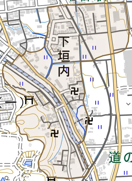 大字下垣内とその周辺の地図。町の範囲を重ねている