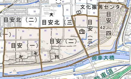 目安とその周辺の地図。町の範囲を重ねている