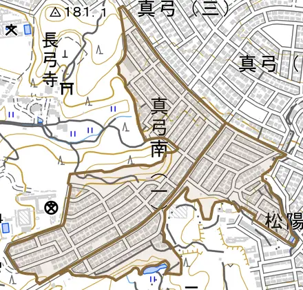 真弓南とその周辺の地図。町の範囲を重ねている