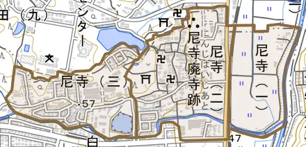 尼寺とその周辺の地図。町の範囲を重ねている