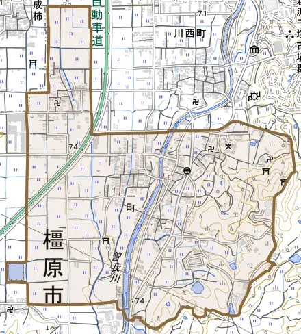 一町とその周辺の地図。町の範囲を重ねている