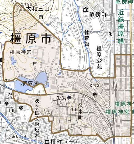 久米町とその周辺の地図。町の範囲を重ねている