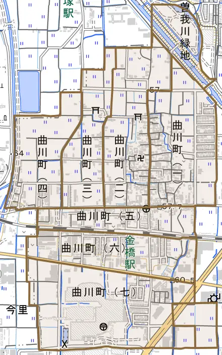 曲川町とその周辺の地図。町の範囲を重ねている