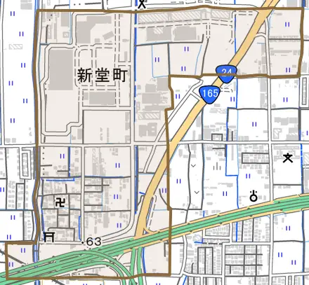 新堂町とその周辺の地図。町の範囲を重ねている