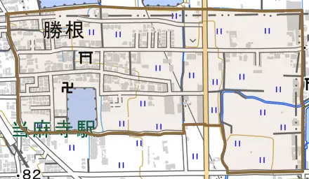 勝根とその周辺の地図。町の範囲を重ねている