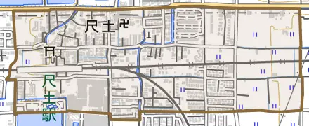 尺土とその周辺の地図。町の範囲を重ねている