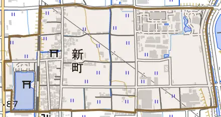 新町とその周辺の地図。町の範囲を重ねている