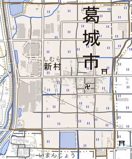 新村とその周辺の地図。町の範囲を重ねている