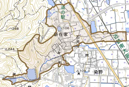 新在家とその周辺の地図。町の範囲を重ねている