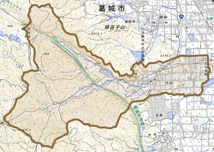 竹内とその周辺の地図。町の範囲を重ねている
