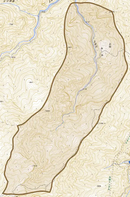 大字上谷とその周辺の地図。町の範囲を重ねている