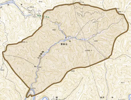 大字粟飯谷とその周辺の地図。町の範囲を重ねている