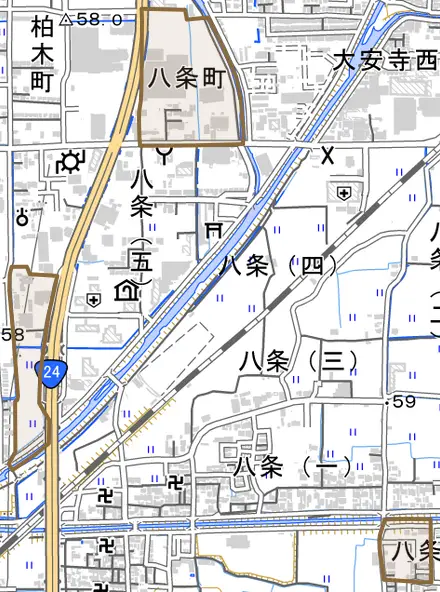 八条町とその周辺の地図。町の範囲を重ねている