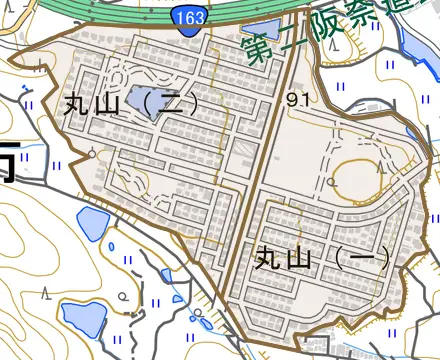 丸山とその周辺の地図。町の範囲を重ねている