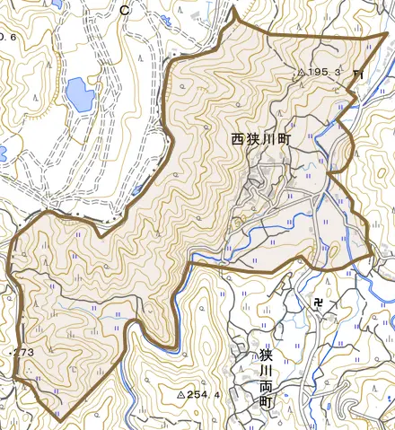 西狭川町とその周辺の地図。町の範囲を重ねている