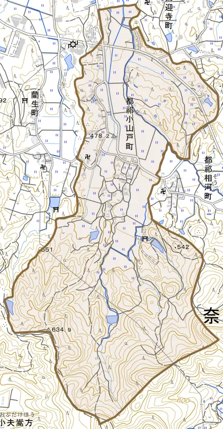 都祁小山戸町とその周辺の地図。町の範囲を重ねている