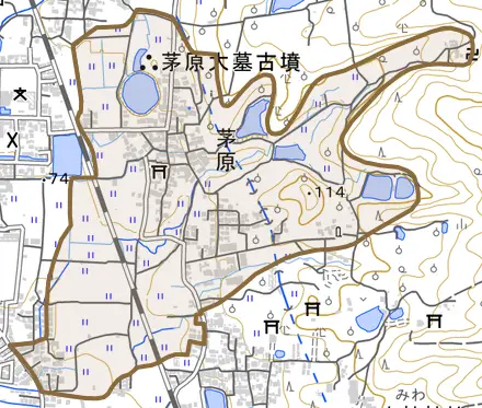 大字茅原とその周辺の地図。町の範囲を重ねている
