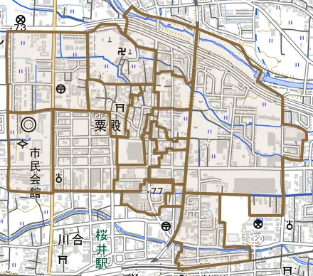 大字粟殿とその周辺の地図。町の範囲を重ねている