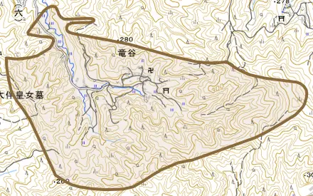 大字竜谷とその周辺の地図。町の範囲を重ねている