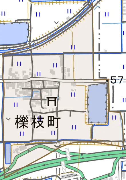 櫟枝町とその周辺の地図。町の範囲を重ねている