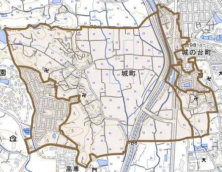 城町とその周辺の地図。町の範囲を重ねている
