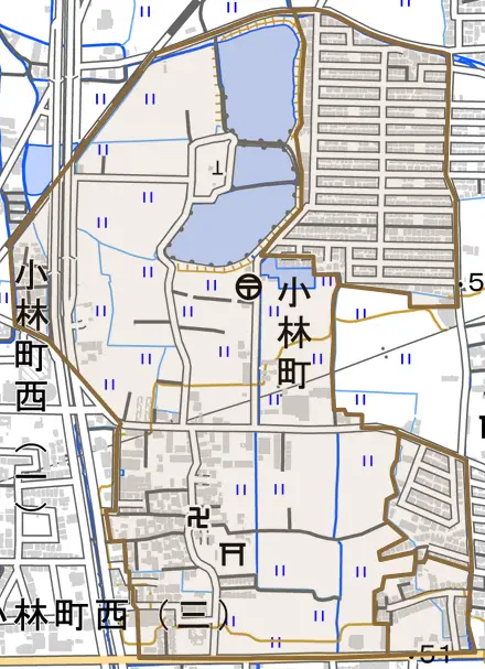 小林町とその周辺の地図。町の範囲を重ねている