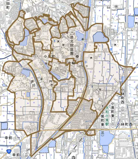 小泉町とその周辺の地図。町の範囲を重ねている
