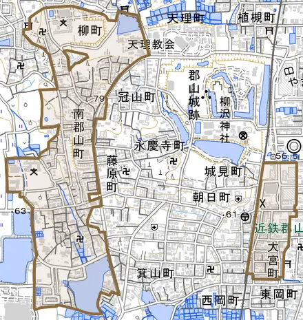 南郡山町とその周辺の地図。町の範囲を重ねている