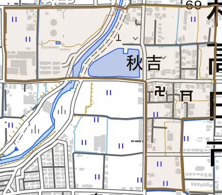 大字秋吉とその周辺の地図。町の範囲を重ねている