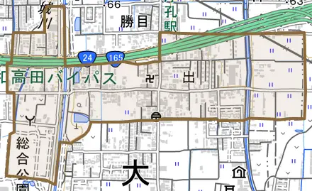 大字出とその周辺の地図。町の範囲を重ねている