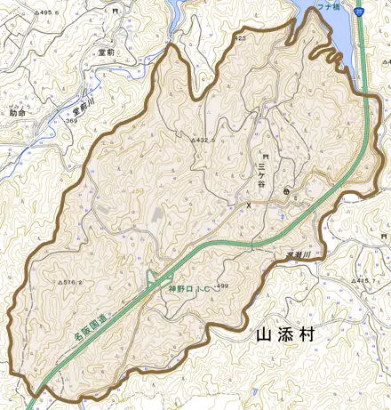 大字三ケ谷とその周辺の地図。町の範囲を重ねている